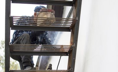 Metal merdiven öğeleri kaynak işlemi 