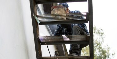 Metal merdiven öğeleri kaynak işlemi 