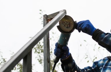 Açı öğütücüler kullanarak kesme metal yapılar süreci