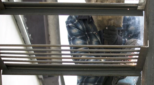 Metal merdiven öğeleri kaynak işlemi 