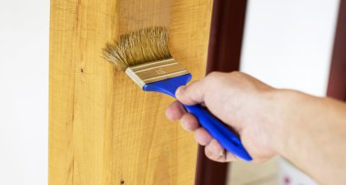 Ahşap bir ayağı boyama işlemi