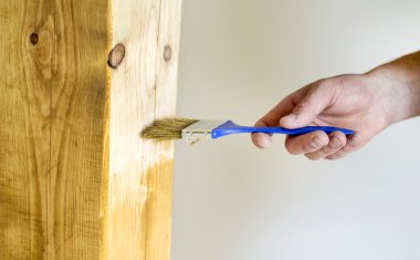 Ahşap bir ayağı boyama işlemi