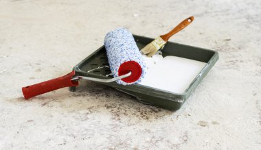 Tepsi ile boya bir rulo ve fırça boya duvarlar