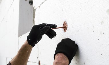 Dübel-şemsiye sabitleme işlemi