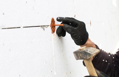 Dübel şemsiye bir çekiç ile sabitleme işlemi