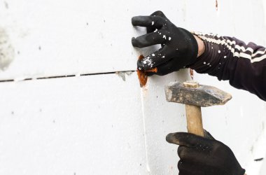 Dübel şemsiye bir çekiç ile sabitleme işlemi