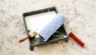 Tepsi ile boya bir rulo ve fırça boya duvarlar