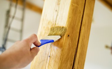 Ahşap bir ayağı boyama işlemi 