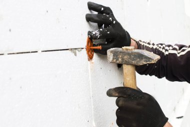 Dübel şemsiye bir çekiç ile sabitleme işlemi