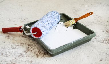 Tepsi ile boya bir rulo ve fırça boya duvarlar 