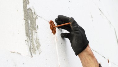 Dübel-şemsiye sabitleme işlemi