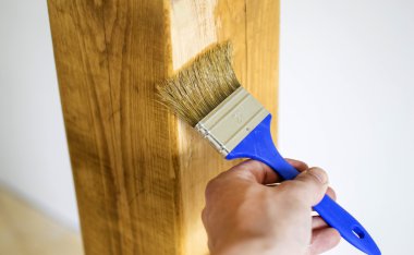 Ahşap bir ayağı boyama işlemi