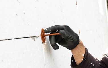 Dübel-şemsiye sabitleme işlemi