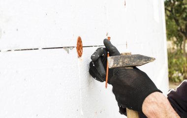 Dübel şemsiye bir çekiç ile sabitleme işlemi