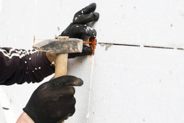 Dübel şemsiye bir çekiç ile sabitleme işlemi