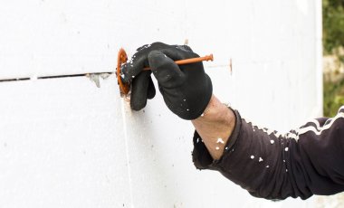 Dübel-şemsiye sabitleme işlemi