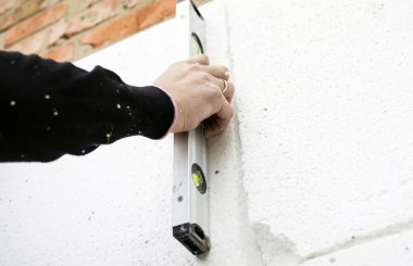 Onay düzlemsellik duvardaki bir düzey'ni kullanma