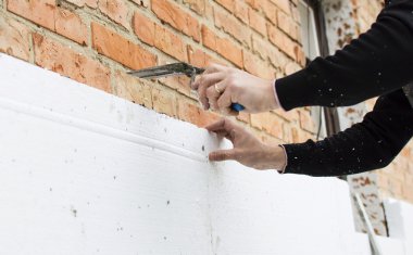 Tutkal strafor tuğla duvar koyarak.