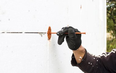 Dübel-şemsiye sabitleme işlemi