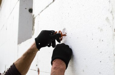 Dübel-şemsiye sabitleme işlemi