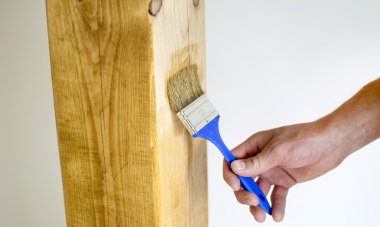 Ahşap bir ayağı boyama işlemi