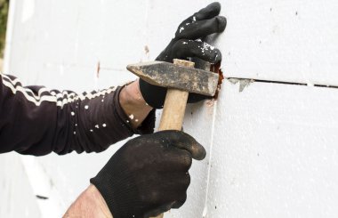 Dübel şemsiye bir çekiç ile sabitleme işlemi