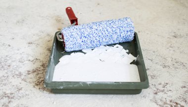 Tepsi ve boya duvarları boya silindiri 