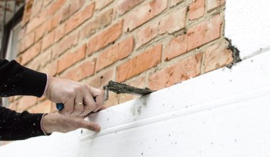 Tutkal strafor tuğla duvar koyarak.