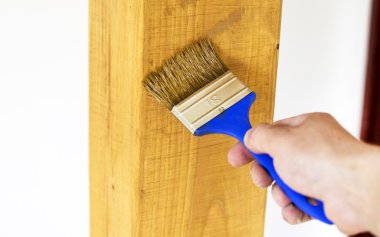 Ahşap bir ayağı boyama işlemi