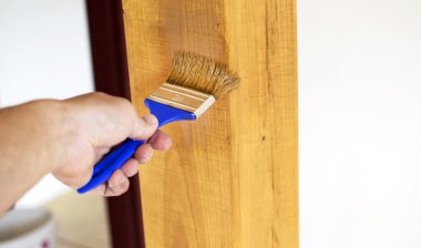 Ahşap bir ayağı boyama işlemi 