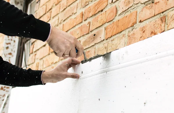 Tutkal strafor tuğla duvar koyarak.