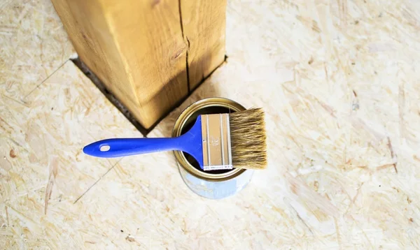 bir kutu boya ve fırça 