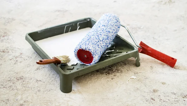 Tepsi ile boya bir rulo ve fırça boya duvarlar 