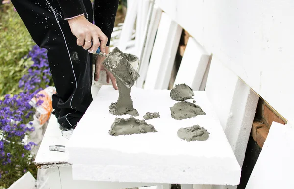 Strafor yapıştırıcı koyarak