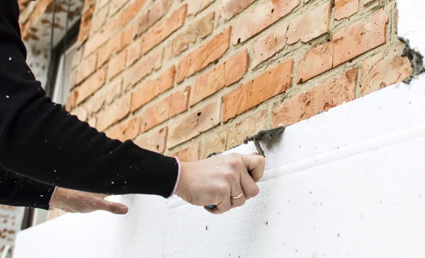 Tutkal strafor tuğla duvar koyarak.