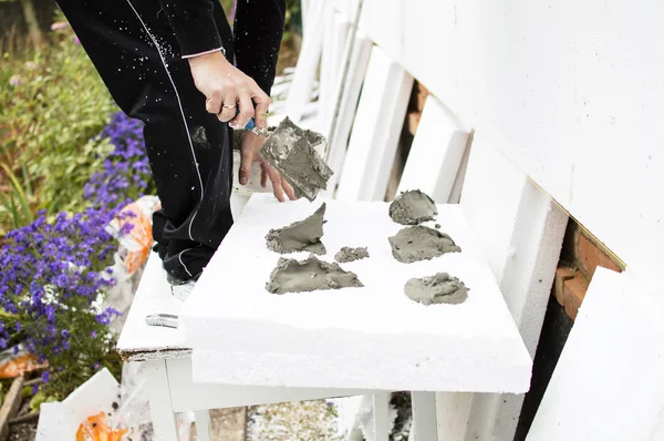 Strafor yapıştırıcı koyarak