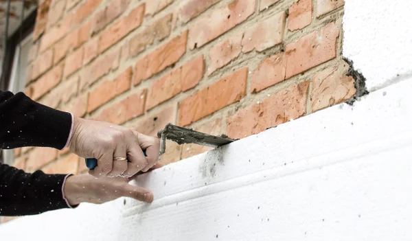 Tutkal strafor tuğla duvar koyarak.