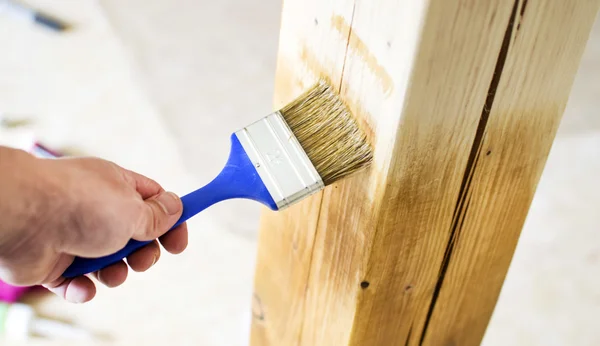 The process of painting a wooden pillar — Stock Photo, Image