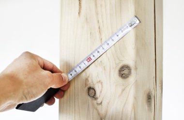 Bir ölçüm bandı kullanarak genişlik ölçme işlemi