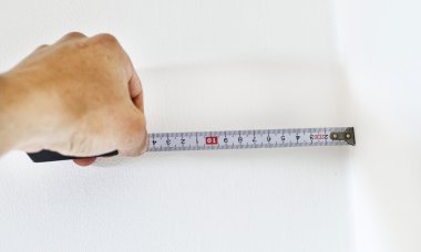 Bir ölçüm bandı kullanarak işlemi uzunluk ölçümü 