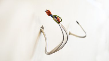 Bir odada Elektrik kablolar çıktı