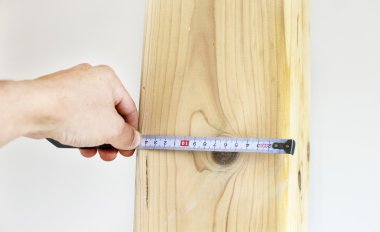 Bir ölçüm bandı kullanarak genişlik ölçme işlemi