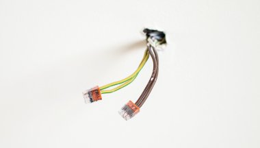 Bir odada Elektrik kablolar çıktı 