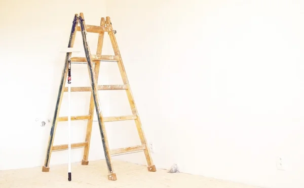 Merdivenler boyama işlemleri için — Stok fotoğraf