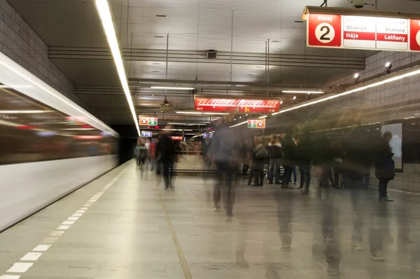 Le mouvement des personnes dans le métro — Photo