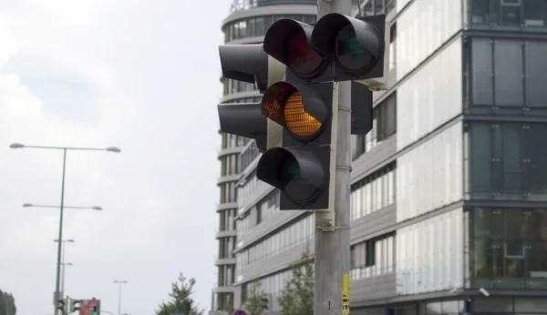 Traffic light aktiverat gula ljus — Stockfoto