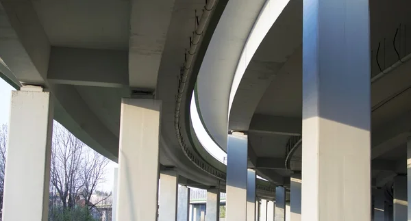 Voir le pont en béton pour le transport — Photo