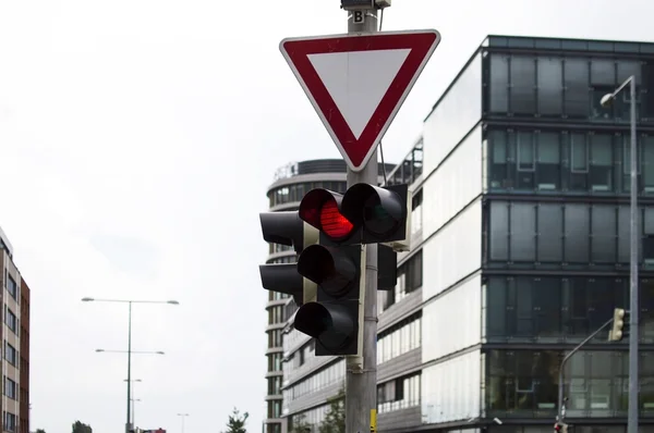 Semáforo activado luz roja y señal de tráfico — Foto de Stock