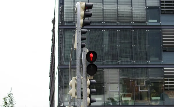 Červené světlo semaforu aktivován pro chodce — Stock fotografie