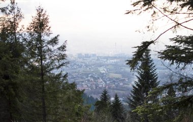 Küçük bir kasaba dağların tepesinden görünümü 